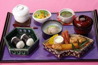 エビフライ・唐揚げ・茶碗蒸し・小鉢・おにぎり・お椀・ウィンナー・デザート