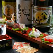 「鯛」を中心に盛りつけ、自家製醤油をつけて召し上がっていただくお造りです。旬の魚介は、季節限定の旨味と美しさを秘めた贅沢な食材。日本各地から取り寄せた豊富な日本酒と合わせてぜひご堪能ください。