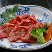 自然豊かな環境とこだわりの配合飼料で育つ「あか牛」