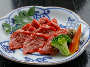 自然豊かな環境とこだわりの配合飼料で育つ「あか牛」