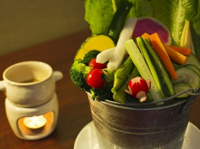 豪快な盛り付けが目を引く『新鮮野菜のウルトラバーニャカウダ』