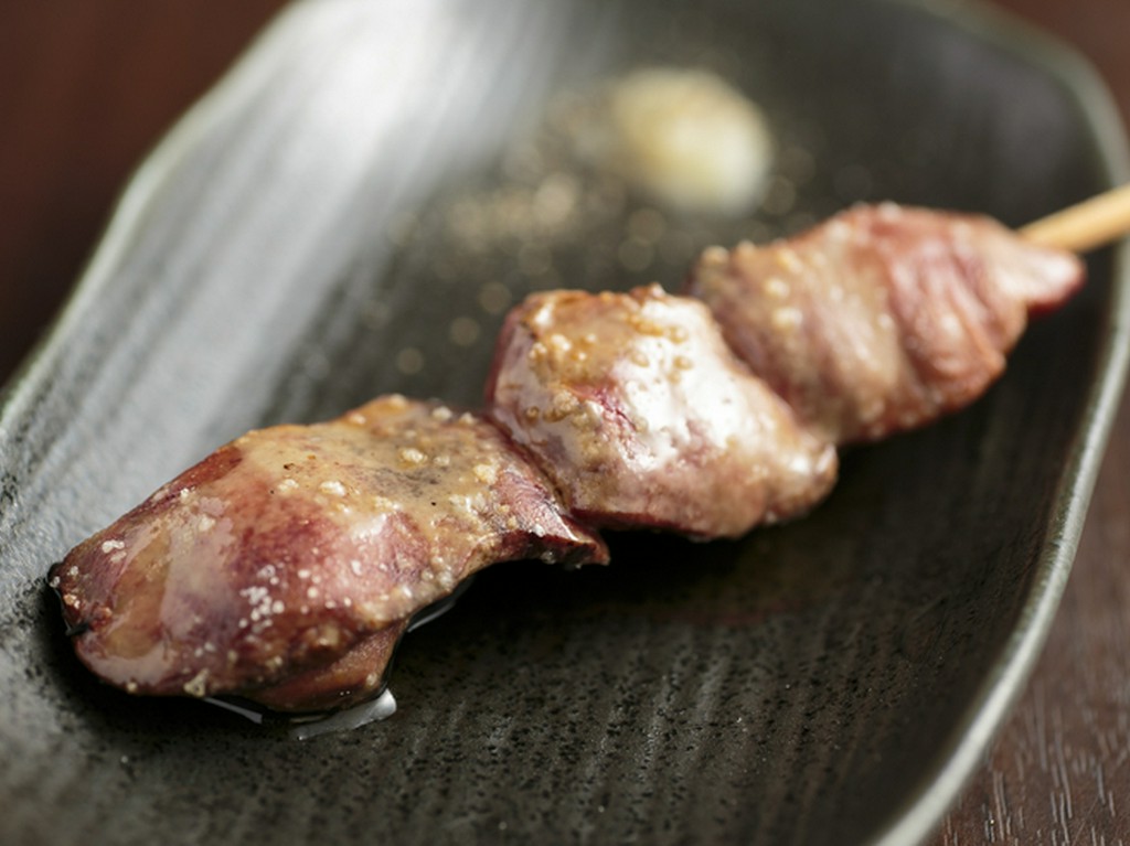 炭火で焼き上げた、質の良い素材の旨みにうっとり『白レバー』