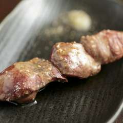 炭火で焼き上げた、質の良い素材の旨みにうっとり『白レバー』