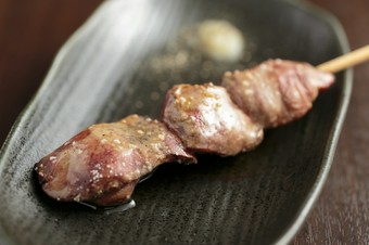 炭火で焼き上げた、質の良い素材の旨みにうっとり『白レバー』