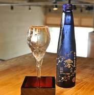 日本酒の専門店がベースの【Tokyo　Rice　Wine　たまプラーザ店】。30種類以上の純米酒をワイングラスで楽しめます。ちょっと変わった日本酒スパークリング『こぼれスパークリング日本酒　澪』はいかが。

