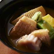 石川県の郷土料理『鴨の治部煮』は、甘辛いあんがかかっており、鴨の旨みが効いているだしにわさびがすごく合っています。具材には金沢特産の「すだれ麩」が使われています。伝統の料理をぜひ味わってください。
