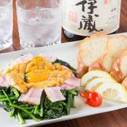 バターソテーしたほうれん草にウニをたっぷりトッピングした贅沢な一皿。前菜にどうぞ。
※現在はベーコン・卵黄は付属しておりません。
※ハーフサイズ　1380円