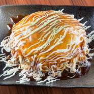 名物の『たいしん焼き』は、山芋をたっぷり使ったふわふわの食感が特徴。そば入りでボリュームも満点。(うどんも出来ます)
