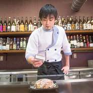当店の自慢のひとつは豊富に揃うお酒。私は焼酎アドバイザーの資格を持っていますので、数ある焼酎の中から料理に合ったものをアドバイスさせていただきます。お気軽にお声かけください。