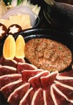 通年で楽しめる「鴨すき」。ヘルシーな赤身が見た目にも美しい国産の鴨肉を、特製の自家製出汁で。