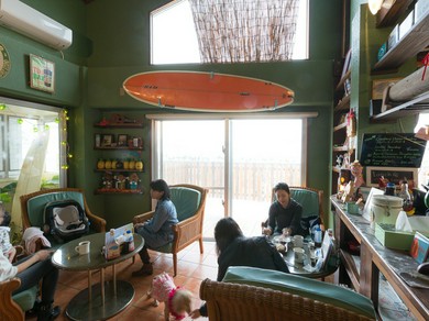 グリーンを基調としたハワイアンテイストの空間で憩いのひととき