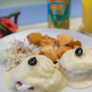 外国の方にも大人気！　トロトロの卵と自家製オランデーズソースが相性ぴったり。ハワイで定番の朝食です。