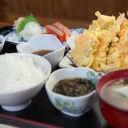 エビ、サーモン、白身魚など３種の魚と、自家栽培の野菜を使ったボリュームたっぷりの天ぷら定食。