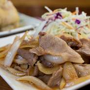 沖縄の高級豚肉やんばる島豚を使用した生姜焼き。豚の脂特有のジューシーな甘みを堪能できます。