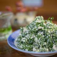 苦みのある沖縄の野菜「にがな」は体によいとされています。そのにがなを細切りにし、豆腐で白和えにしたもので、お酒を飲む方に人気の一品です。ほどよい苦みが後を引きます。