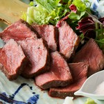 北海道のブランド牛”星空の黒牛”のステーキと自慢の鮮魚盛り合わせをぜひご賞味ください。