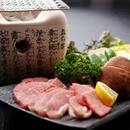 写真の佐賀や宮崎産の和牛は、カルビやタンなどさまざまな部位を用意。また、旬の地採れ野菜や長州赤どりなど、産地を問わず全国からおいしいものを厳選。
