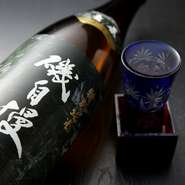 最高峰の日本酒として知られる「磯自慢」をはじめ、豊富な日本酒のラインナップはなんと100種類以上！ 入手困難な「獺祭」なども置いているので、あきらめていたお酒に出会えるかも？