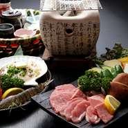 肉と野菜、海鮮の盛り合わせを炭火で炙るシンプルなご馳走。醤油またはポン酢、タレと薬味でどうぞ。