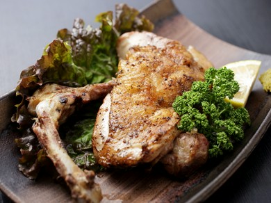 地鶏の旨みが際立つシンプルな一皿 『地鶏ももの塩焼き』