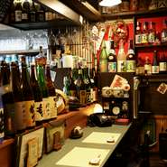店内には座敷のテーブル席のほか、カウンター席も。ひとりでゆっくりお酒と肴を楽しみたい人におすすめ。