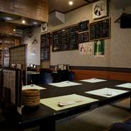 お客さまに快適な時間を過ごしていただくため、料理にこだわるのはもちろん、店内に季節の装飾をあしらうなど空間づくりにも気を使っています。