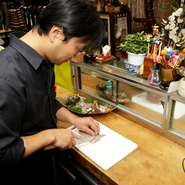 店のコンセプトが“家庭では味わえないものを”ということなので、ワニやダチョウ、カンガルーといった珍しい食材も置いています。いずれも美味なので、興味のある方はぜひチャレンジを！