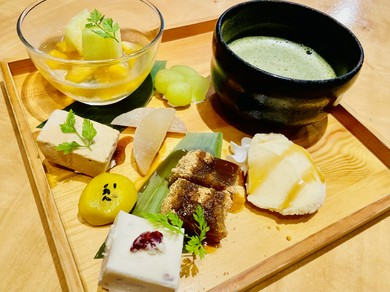 お誕生日や大切な記念品にデザートを色付けサービス。