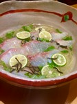 鯛の出汁と鶏がらの澄んだ旨みのあるスープに鯛の昆布締め刺しとすだちを並べた温そうめん
