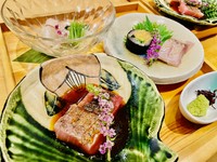 スズキ昆布締め(入り酒)、イワシガリ巻き、イサキ炙り(すだち、藻塩)、本鮪中トロ墨落とし(黄身醤油)