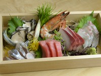 築地から直送した魚介をその日のうちに調理。日本酒のお供としても相性抜群の逸品です。