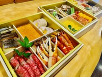 食材にこだわり、アワビ、車海老などは国産の活け物をローストビーフは栃木和牛を使用しています。かまぼこなどの既製品は一切使用せず一度も冷凍にかけていない本当に美味しいおせちです。31日12時~18時受け渡し。