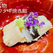 ウナギを甘酒、酒粕、西京味噌の順番で漬け込み鮨飯と共に焼き上げ焼き鮨にしています。
手間をかけたウナギの脂が鮨飯に含まれとても美味しいです。
握り鮨コースの料理ですが単品、他のコースの組み込みは要相談