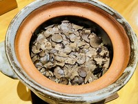 活〆明石鯛使用。くるみ、ナッツ類、梅干しを練りこんだ濃厚な胡麻たれに鯛の刺身を和えて、時間をかけて骨の髄からとった出汁をかけて召し上がってください。まずはそのままどんぶりに、お後で茶漬けに。