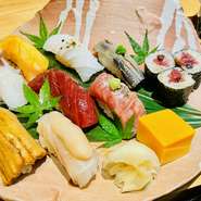 前日までの要予約の握り鮨盛り合わせ膳です。
ネタ11種、お椀、茶碗蒸し付き
デザートを付ける場合にはランチデザート330円、ディナーデザートプレート550円
ディナータイムではワンドリンク、先付けが別途料金