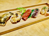 季節のおまかせコースのご飯物を握り鮨盛り合わせに変更して提供いたします。