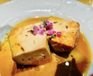 茹でたセイコ蟹(雌のズワイガニ)を丁寧に捌き甲羅詰めにしています。中には蟹味噌と内子が詰めてありその上に身と外子を盛り付けています。カニ酢で召し上がっていただきます。