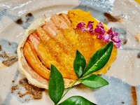 茹でたセイコ蟹(雌のズワイガニ)を丁寧に捌き甲羅詰めにしています。中には蟹味噌と内子が詰めてありその上に身と外子を盛り付けています。カニ酢で召し上がっていただきます。