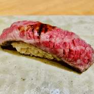 栃木和牛匠使用、低温調理したローストビーフに多数の切り込みを入れて握り寿司にしています。