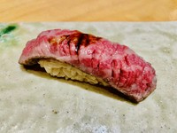 栃木和牛匠使用、低温調理したローストビーフに多数の切り込みを入れて握り寿司にしています。