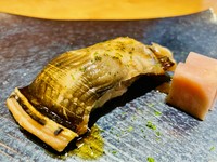 築地から直送した魚介をその日のうちに調理。日本酒のお供としても相性抜群の逸品です。