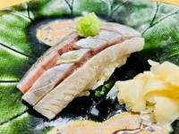 イワシを短い時間、酢で締めて、その後寝かせる事を3日繰り返し優しくゆっくり締める事で旨味は増し小骨は柔らかく仕上げています。