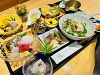 夏限定ランチメニュー、お造り、前菜盛り、油物、西京焼き、冷やし鉢、冷やし出汁茶漬け、デザート等
※ご注文は人数名様分でのご用意になります。