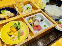 お造り、惣菜盛り、天ぷら、煮物、季節のお浸し、デザート等多菜