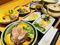 明石鯛使用。くるみ、ナッツ類、梅干しを練りこんだ特製胡麻たれを鯛に絡め、時間をかけ骨の髄からとった鯛出汁をかけて召し上がってください。まずはそのままご飯にのせてどんぶりに、お後で出汁をかけて。