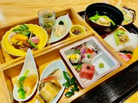 彩り和食御膳に季節のお椀、小鉢二種、茶碗蒸しを加えた御膳
※ご注文は人数名様分でのご用意になります。