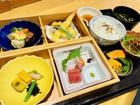 刺身／天ぷら／煮物等多菜。アイス付き