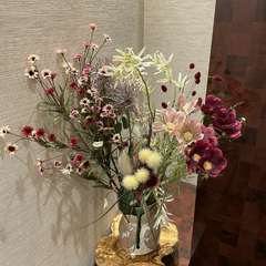 ほっとくつろげる、シンプルでモダンな内装の店内