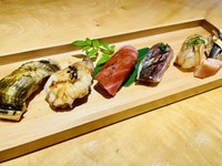 握り鮨、季節割烹、創作和食のおまかせコースです。一品料理と握り寿司を半々の割合でお出ししています。