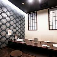 少人数～団体まで収容可能の全室掘りごたつの個室。ご年配の方から子どもまで足元を気にせずくつろげます。週末になるとオープン前には予約で席が満席になってしまうので予約必須の居酒屋です。